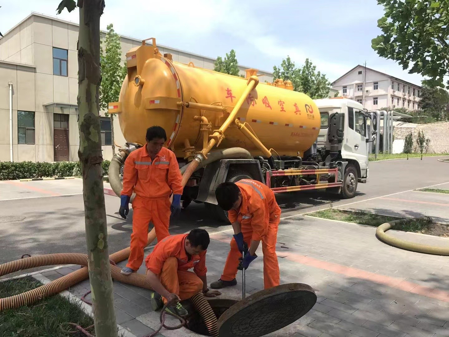 察布查尔化粪池清理与5-8吨吸粪车施工效率分析